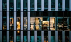 Edificio de oficinas inteligentes con espacios de trabajo modernos y eficientes.